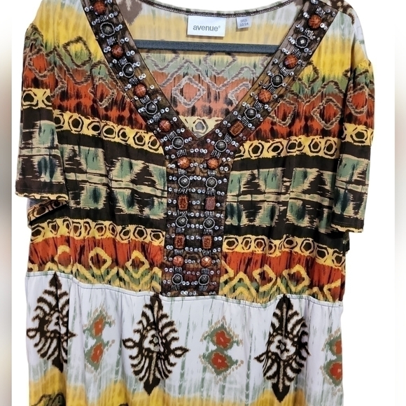 Avenue size 22/24 top. Bright colorful stone accents on front. V neck - Picture 9 of 12
